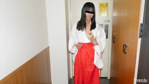 010720-01 When I called Deriheru, I came with a shrine maiden costume